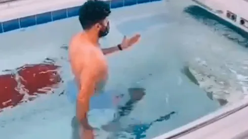 Bruno muestra avances en su rodilla en la alberca