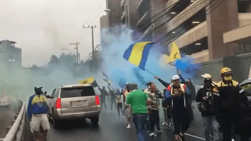 Aficionados apoyan al América en la salida de su hotel.