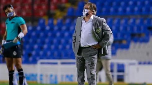 América entrenó este jueves con línea de cinco en defensa.