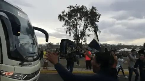 Aficionados de América reciben al equipo en La Corregidora.