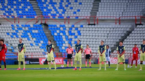 Aguilera no pudo seguir en cancha por lo que sale lesionado del campo.