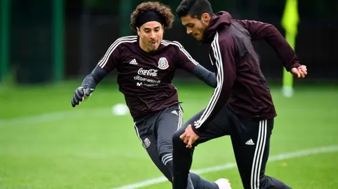 Guillermo Ochoa felicita a Raúl Jiménez por el nacimiento de su hija Arya.