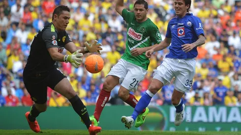 Moi destrozó a la defensa azulcrema