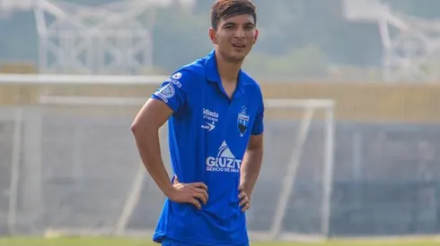 Reaparece jugador expulsado de América por burla al himno feminista.