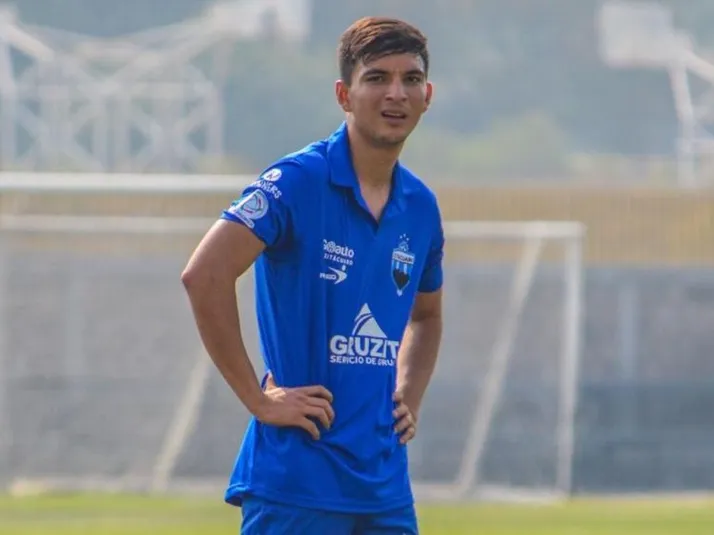 Reaparece jugador expulsado de América por burla al himno feminista