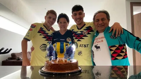 Leo Suárez posando junto a su familia