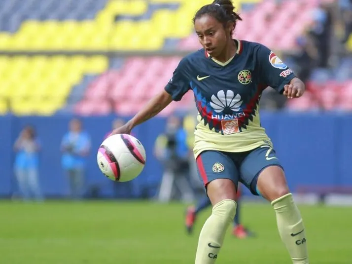 Cazares fue la primera jugadora en anotar un gol en el Azteca