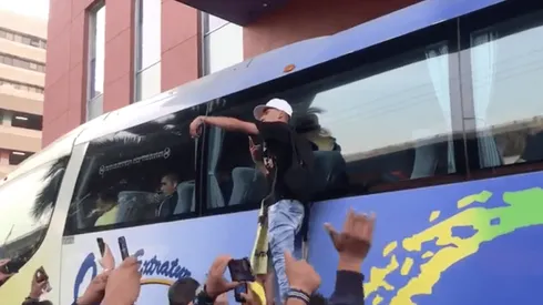 La locura de los fanáticos por tener fotos con jugadores del América.