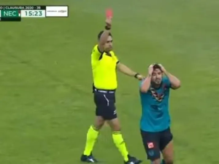 Bruno Valdéz expulsado tras entrada desproporcionada