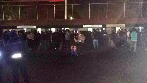 Aficionados están en las taquillas pese al inicio del partido.