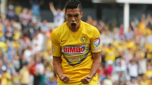 Jiménez recibió en Inglaterra las playeras de América para sus futuros hijos