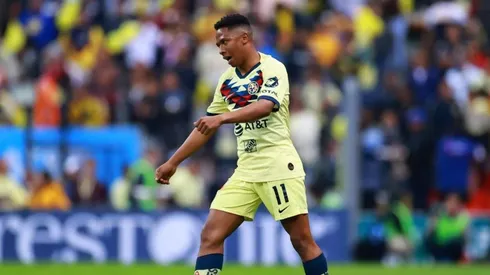 Andrés Ibargüen abandonó el campo de juego por una lesión.