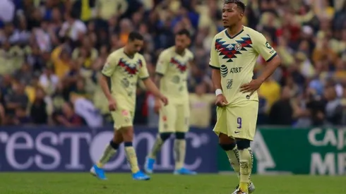 Martínez continúa negociando su salida del América.