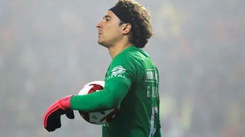 Guillermo Ochoa, seguro en la portería azulcrema