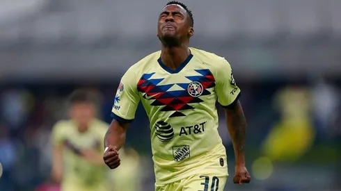 Renato Ibarra abandona por lesión el campo de juego.