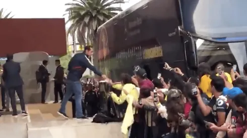 Baños regaló boleto a un aficionados fuera del hotel.