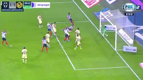 La increíble atajada de Ochoa evitando mayor diferencia en el marcador.