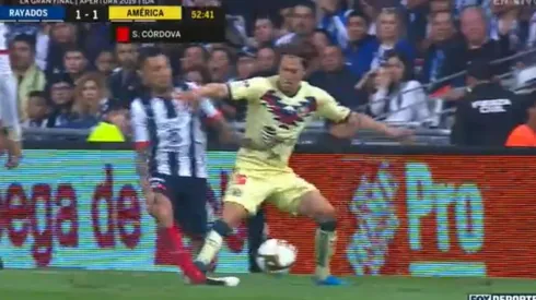 Video: Córdova recibió tarjeta roja luego de revisar el VAR.