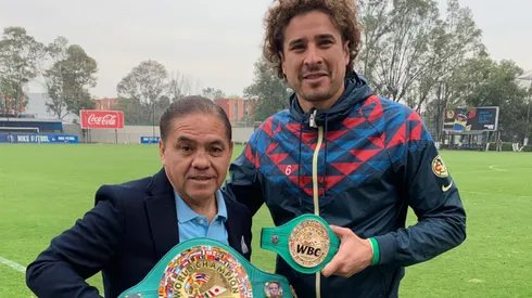 Histórico boxeador regaló cinturón a Ochoa en Coapa.