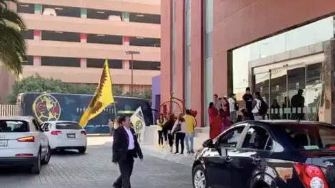 Aficionados animan al equipo fuera del hotel de concentración.