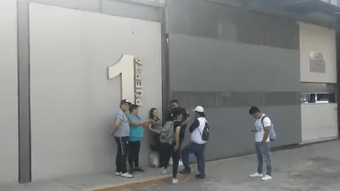 Jugadores de América no atienden a grupo de aficionados fuera de Coapa.