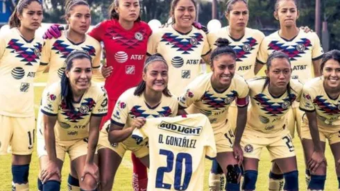 Formación de América con la playera de Diana González