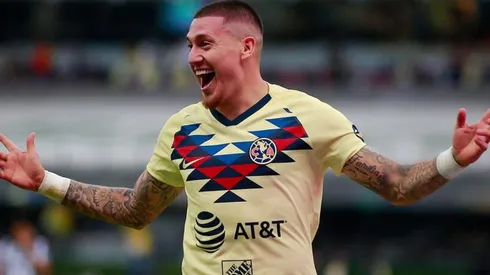 Nico Castillo se burla de Memo Ochoa en el entrenamiento.