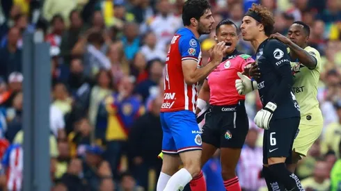 Miguel Herrera defendió a Memo Ochoa por el supuesto escupitajo.