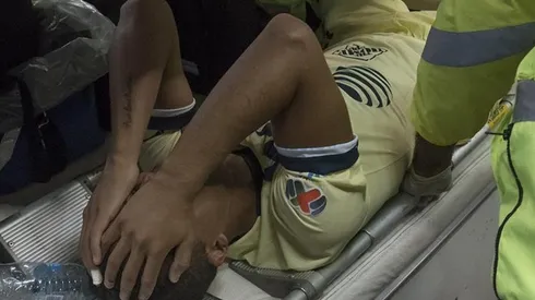 Gio tuvo que dejar la cancha en el carrito de asistencia