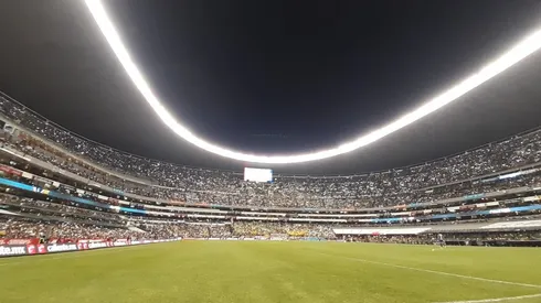 El Estadio Azteca iluminado con luces de celulares