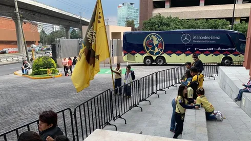Aficionados de América esperan la salida del plantel.