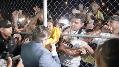 Miguel Herrera se baja del camión para atender a los aficionados de América en Ciudad Juárez