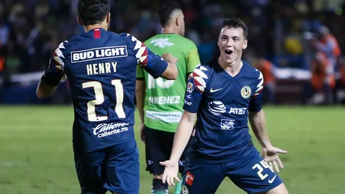 Federico Viñas celebra junto a Henry Martín el gol del empate