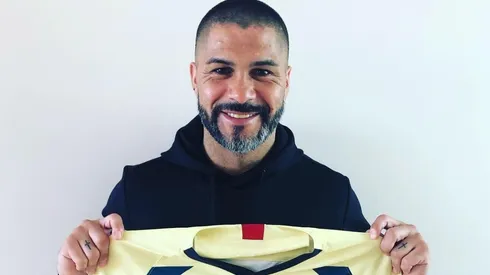 Reinaldo Navia con la jersey del América.