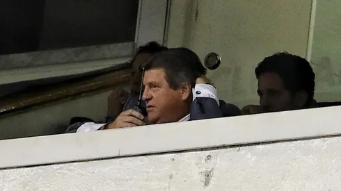 Miguel Herrera en el palco del Estadio Azteca.
