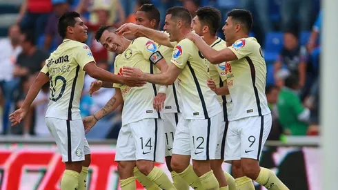 Jugadores de América celebrando el triunfo sobre Cruz Azul.