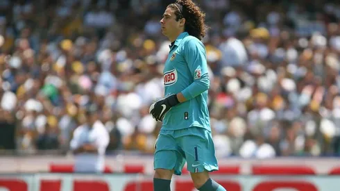 Guillermo Ochoa enfrentando a Pumas.