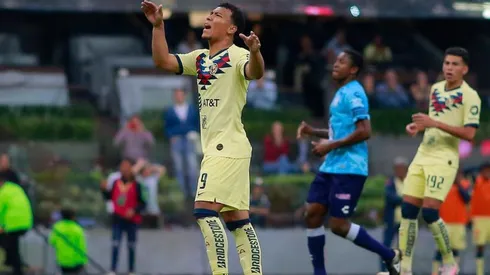 Roger Martínez lamentando el falló de su penal.