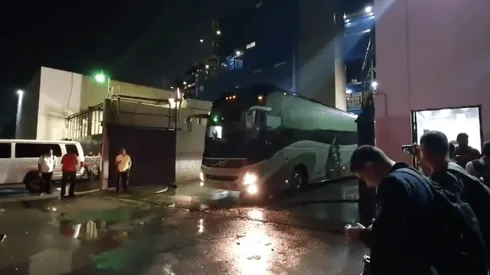 Plantel de América abandonando el Estadio Universitario.