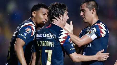 Jugadores celebrando la anotación de Sebastián Córdova.