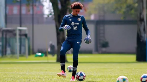 Guillermo Ochoa en el entrenamiento del América.