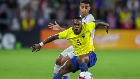 Renato Ibarra enfrentando a Estados Unidos.