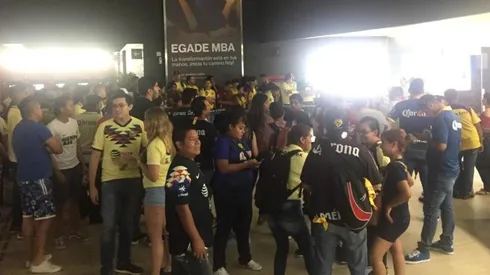 Aficionados esperando la llegada de América.