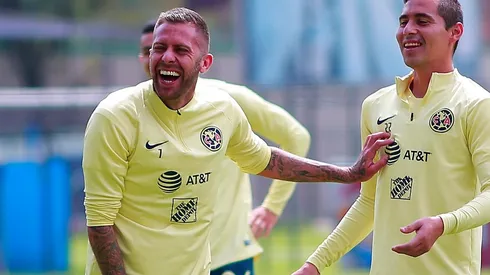 Ménez disfruta pese a no jugar