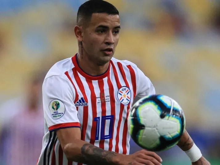 Niegan que Derlis González vaya a llegar al Nido