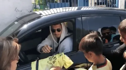 Guido Rodríguez atendiendo a los aficionados.