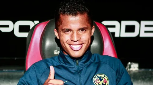 Giovani dos Santos en el banco de suplentes.