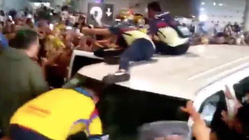 Aficionados en el toldo de la camioneta.