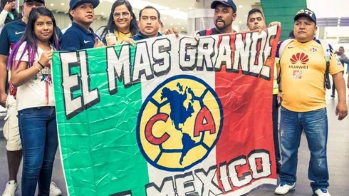 La afición aguarda por la llegada de Memo en el aeropuerto