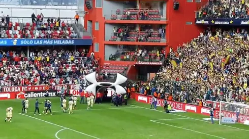 Jugadores agradeciendo el apoyo de los aficionados.